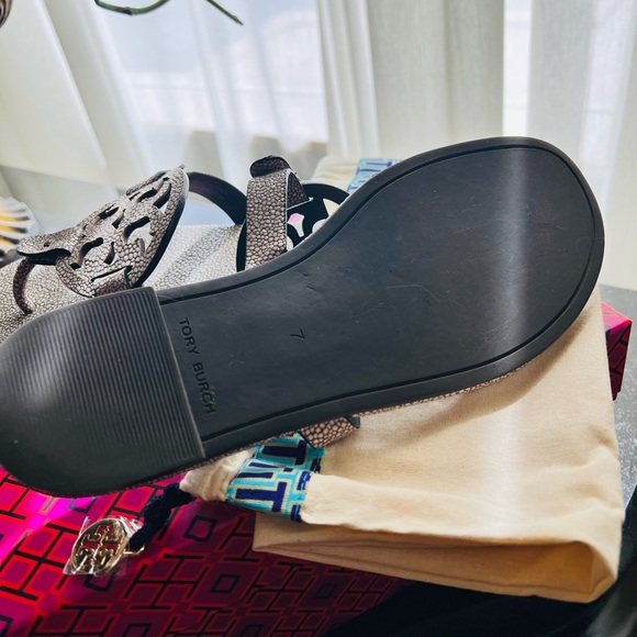 TORY BURCH 😍RAZZA SEND MILLER sandals!!
Very gentle used: Condition like NEW - Picture 8 of 10